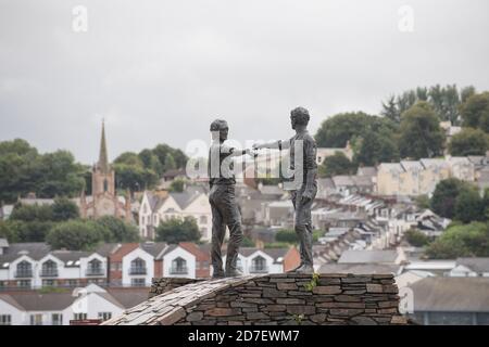 Hände über das Trennungsdenkmal der Versöhnung in Londonderry, Nordirland, Großbritannien Stockfoto