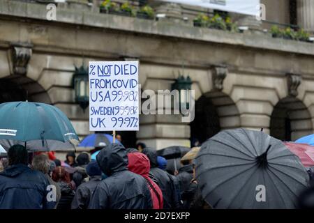 Plakat mit dem Titel 'Not died from Covid' in der Menge. Stockfoto