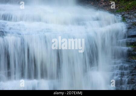 Nahaufnahme des rauschenden Wasserfalls in den Great Smoky Mountains von North Carolina. Stockfoto