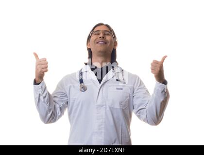Porträt von glücklich lächelnd männlichen Mann Arzt isoliert auf weißem Hintergrund. Daumen hoch. Stockfoto