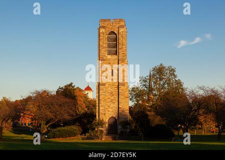 Landschaftlich reizvolle Herbstaufnahme des Joseph D. Baker Tower und Carillon bei Sonnenuntergang im Baker Park, Frederick. Bäume mit Herbstfarben und drei andere seine Stockfoto