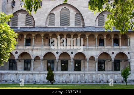 Die Süleymaniye Moschee ist eine osmanische kaiserliche Moschee in Istanbul, Türkei. Die Moschee wurde von Suleiman dem Magnificent in Auftrag gegeben und von Mima entworfen Stockfoto