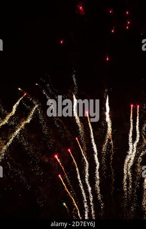 Feuerwerk, Feuerwerk-Rakete, Bonfire Night (Guy Fawkes Night) im Battersea Park, London Stockfoto