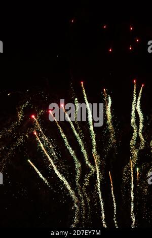 Feuerwerk, Feuerwerk-Rakete, Bonfire Night (Guy Fawkes Night) im Battersea Park, London Stockfoto