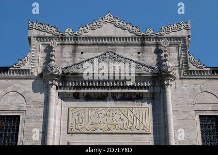 Detail vom Eingang der Suleymaniye Moschee in Istanbul Türkei, arabische Kalligraphie und Stein orientalischen Dekorationen Stockfoto