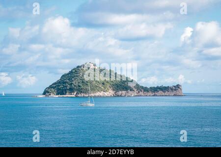 Gallinara Insel, italienische Insel der ligurischen riviera, in Sommertagen mit blauem Himmel Stockfoto