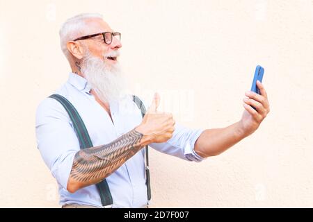 Älterer Mann mit einem Telefon Stockfoto