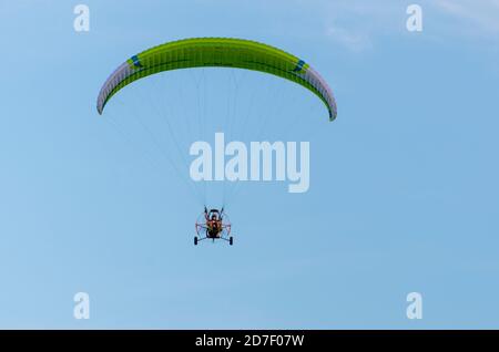 Paragleiter fliegen frei in den Himmel Stockfoto