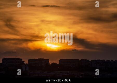 Stadtpanorama mit Sonne bei Sonnenuntergang Stockfoto