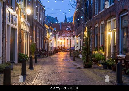 Nachtansicht der Straße in Haarlem, Niederlande Stockfoto