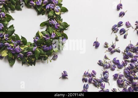 DIY Hochsommer Blumenkranz flach lag auf weißem Hintergrund Stockfoto