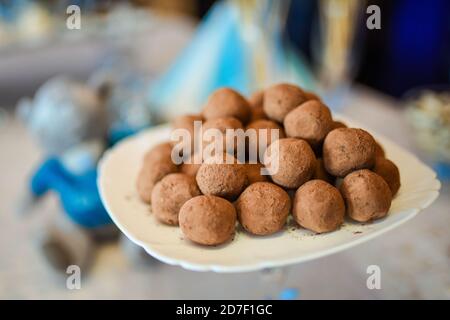 Süße Trüffel auf einem mit Kakao überzogenen Teller. Stockfoto