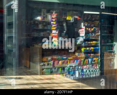 Ein Zeitungskiosk spiegelt sich am Sonntag, 18. Oktober 2020, im Fenster eines leerstehenden Schaufensters in New York wider. (© Richard B. Levine) Stockfoto