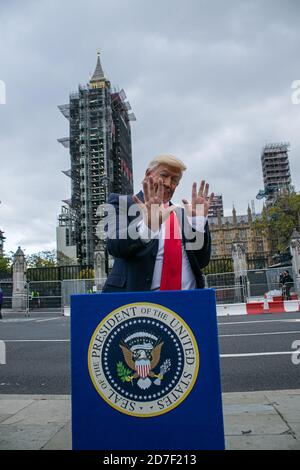 WESTMINSTER LONDON, GROSSBRITANNIEN. Oktober 2020. Ein Donald Trump Imitator steht hinter einem Rednerpult mit dem Siegel des Präsidenten der Vereinigten Staaten vor den Häusern des Parlaments.Quelle: amer ghazzal/Alamy Live News Stockfoto