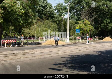 Odessa, Ukraine - 8. August 2019: Arbeiter verlegen Erdkabel der Hochspannungsleitung Stockfoto