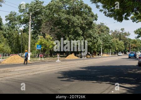 Odessa, Ukraine - 8. August 2019: Arbeiter ziehen eine Rolle Hochspannungskabel Stockfoto