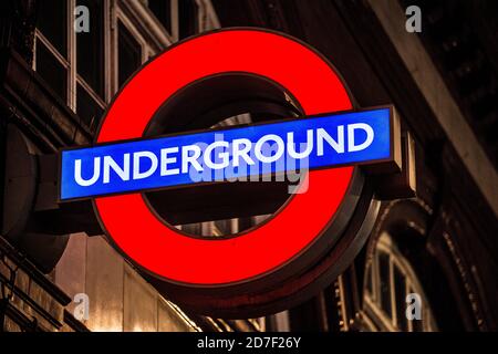 Beleuchtete Londoner U-Bahn-Station Schild bei Nacht. Stockfoto
