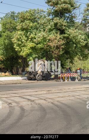 Odessa, Ukraine - 8. August 2019: Arbeiter ziehen eine Rolle Hochspannungskabel Stockfoto