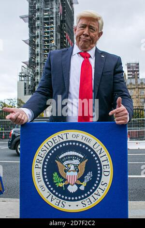 WESTMINSTER LONDON, GROSSBRITANNIEN. Oktober 2020. Ein Donald Trump Imitator steht hinter einem Rednerpult mit dem Siegel des Präsidenten der Vereinigten Staaten vor den Häusern des Parlaments.Quelle: amer ghazzal/Alamy Live News Stockfoto