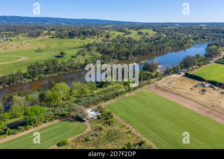 Luftaufnahme des Hawkesbury River, der durch landwirtschaftliches Ackerland fließt Im regionalen New South Wales in Australien Stockfoto