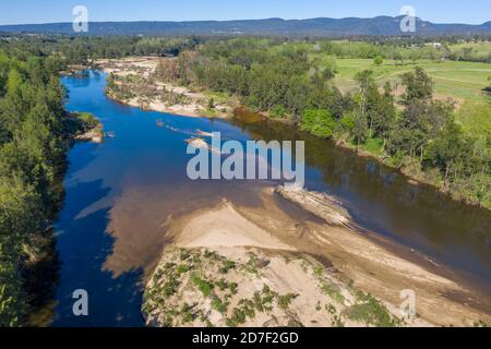 Luftaufnahme des Hawkesbury River, der durch landwirtschaftliches Ackerland fließt Im regionalen New South Wales in Australien Stockfoto