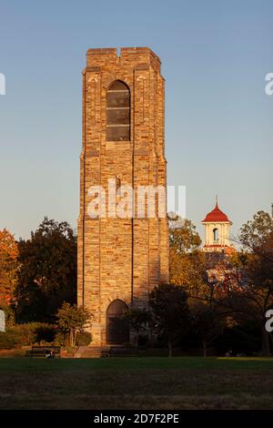 Herbstbild des Joseph D. Baker Tower und Carillon bei Sonnenuntergang im Baker Park gelegen, Frederick in Erinnerung an diesen Philanthropen. Es gibt klare blu Stockfoto