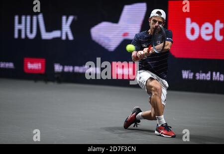 Köln, Deutschland. Oktober 2020. Tennis: ATP Tour - Cologne Championships (ATP), Einzel, Männer, 2. Runde, Schwartzman (Argentinien) - O. Otte (Deutschland). Diego Schwartzman spielt den Ball. Quelle: Jonas Güttler/dpa/Alamy Live News Stockfoto