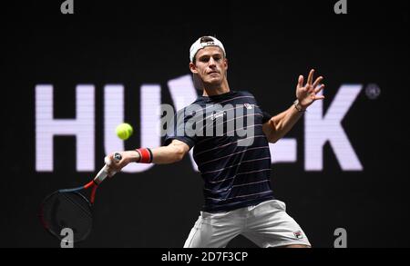 Köln, Deutschland. Oktober 2020. Tennis: ATP Tour - Cologne Championships (ATP), Einzel, Männer, 2. Runde, Schwartzman (Argentinien) - O. Otte (Deutschland). Diego Schwartzman spielt den Ball. Quelle: Jonas Güttler/dpa/Alamy Live News Stockfoto