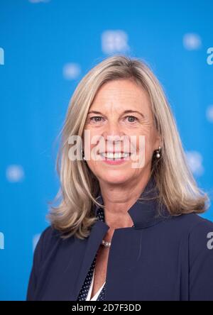 München, Deutschland. Oktober 2020. Katja Wildermuth, die neue Direktorin des Bayerischen Rundfunks (BR), steht nach ihrer Wahl zum Direktor vor einer Betreiberin des BR. Quelle: Lino Mirgeler/dpa/Alamy Live News Stockfoto