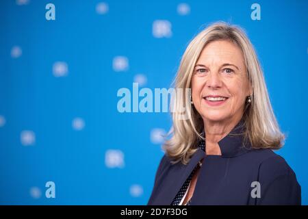 München, Deutschland. Oktober 2020. Katja Wildermuth, die neue Direktorin des Bayerischen Rundfunks (BR), steht nach ihrer Wahl zum Direktor vor einer Betreiberin des BR. Quelle: Lino Mirgeler/dpa/Alamy Live News Stockfoto