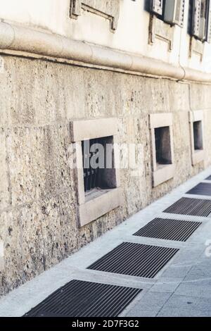 Sturmabfluss, Sturmabfluss auf der Stadtstraße Mailand, Italien. Oberflächenwasserablauf, Abwasser als Teil der europäischen Stadtinfrastruktur. Stockfoto