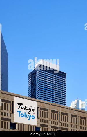 'Tokyo – Old meets New', Schild Tokyo Metropolitan Government Building, Shinjuku, Tokyo, Japan Stockfoto