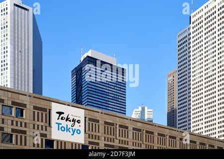 'Tokyo – Old meets New', Schild Tokyo Metropolitan Government Building, Shinjuku, Tokyo, Japan Stockfoto