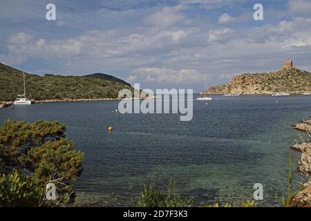 Blick über den Hafen zum Schloss Cabrera Island, Mallorca, Balearen, Spanien Oktober Stockfoto