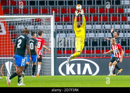 EINDHOVEN, 22-10-2020, Philips Stadion, Stadion des PSV, Europa League Saison 2020-2021. PSV - Granada Safe von PSV-Torwart Yvon Mvogo Credit: Pro Shots/Alamy Live News Stockfoto