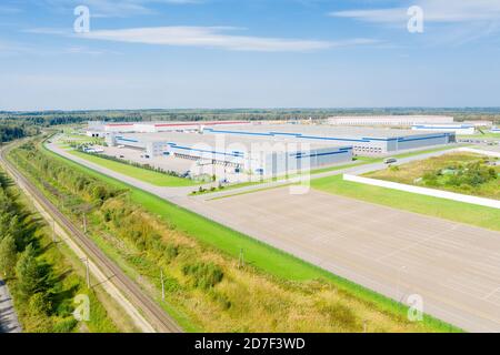 Luftaufnahme von Lagerhäusern des Gewerbeparks in der Landschaft Stockfoto