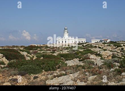 Blick auf den Leuchtturm auf der felsigen Halbinsel Cap de Favaritz, Menorca, Balearen, Spanien Oktober Stockfoto