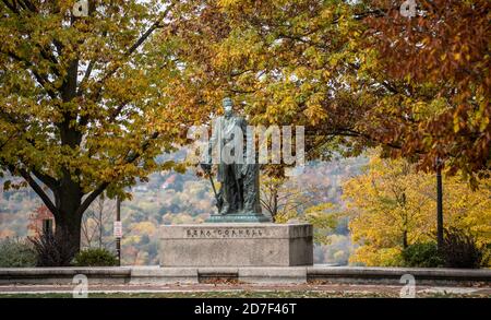 Ithaca New York - 18. Oktober 2020: Statue von Ezra Cornell mit Maske auf dem Campus der Cornell University Stockfoto