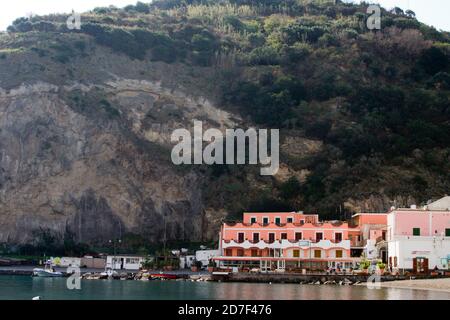 Klippe am Rande von Sant'Angelo, Insel Ischia, Golf von Neapel, mit Restaurants und Hotels am Fuße des Hügels Stockfoto