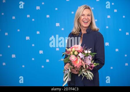 München, Deutschland. Oktober 2020. Katja Wildermuth, die neue Direktorin des Bayerischen Rundfunks (BR), steht nach ihrer Wahl zum Direktor vor einer Betreiberin des BR. Quelle: Lino Mirgeler/dpa/Alamy Live News Stockfoto