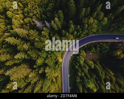 Luftaufnahme von oben auf kurvige Bergstraße Stockfoto