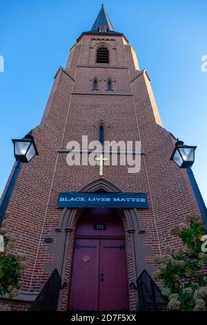 Frederick, MD, USA 10/13/2020: All Saints' wurde 1742 gegründet und ist die älteste Bischofsgemeinde im Westen Marylands. Ein Black Lives Matter Banner hängt auf t Stockfoto