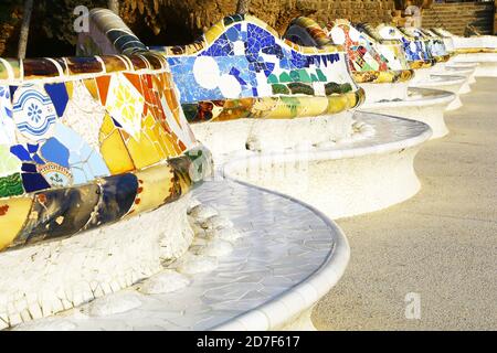 Mehrfarbige Bänke im Park Guell von dem berühmten Architekten Antoni Gaudi. Stockfoto