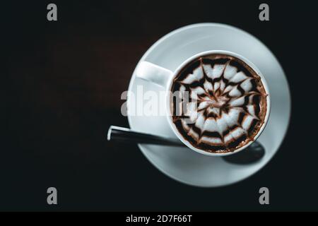 Blick von oben Latte Art Kaffee im Cafe. Stockfoto