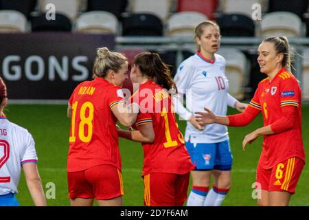 Newport, Wales, Großbritannien. Oktober 2020. Lily Woodham von Wales feiert Scoring ihrer Seiten vierten Tor. Wales gegen Färöer in der UEFA Women's Euro Qualif Stockfoto