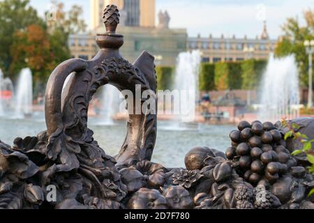 Moskau, Russland, 30. September 2020: Ausstellung der Errungenschaften der Volkswirtschaft. Beliebte Sehenswürdigkeiten von Moskau. Steinblume des Brunnens. Stockfoto