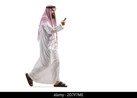 In voller Länge Profilaufnahme eines arabischen Mannes mit einem Smartphone und Gehen isoliert auf weißem Hintergrund Stockfoto