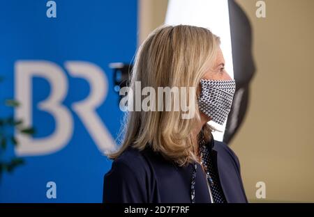 München, Deutschland. Oktober 2020. Katja Wildermuth, die neue Direktorin des Bayerischen Rundfunks (BR), steht nach ihrer Wahl zum Direktor vor einer Betreiberin des BR. Quelle: Lino Mirgeler/dpa/Alamy Live News Stockfoto