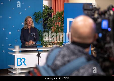 München, Deutschland. Oktober 2020. Katja Wildermuth, die neue Direktorin des Bayerischen Rundfunks (BR), spricht nach der Wahl des neuen Direktors auf einer Pressekonferenz. Quelle: Lino Mirgeler/dpa/Alamy Live News Stockfoto