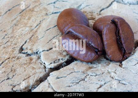Nahaufnahme von Kaffeebohnen. Kaffeebohnen auf altem und ruinierten Holztisch. Stockfoto